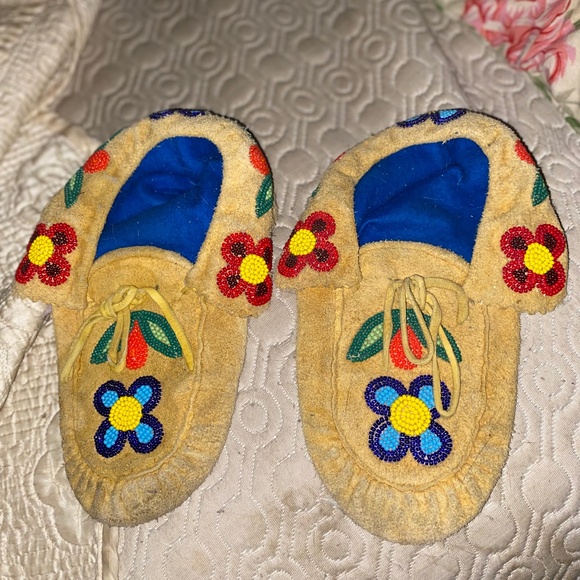 Authentic indigenous made moccason slippers - Picture 1 of 1